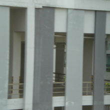 ＢＴＳオンヌット駅の東側のプレジデントホテルの建物の側面です