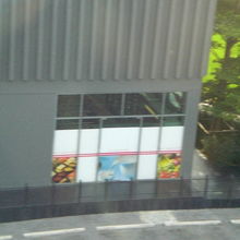 ＢＴＳオンヌット駅の南のプレジデントホテル横のコンビニです。