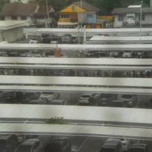 オンヌット駅横のテスコロータスの駐車場です。車の来店者が多い