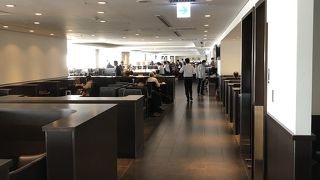 搭乗前に一休み…南側のラウンジ