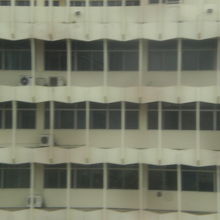 ＢＴＳプナウィティ駅の近傍に、新旧、多様なビルが共存している