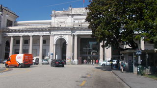 ジェノバの町の西北にあります。