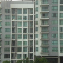 プナウィティ駅には、再開発でコンドミニアムが多くなっています