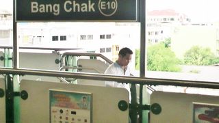 ＢＴＳバンチャック駅の周辺は、近代的な表通りと路地に入った下町のモザイク模様です。