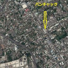 バンチャック駅の周囲には、緑有り、ビルがあり、工場もあります