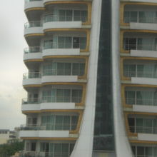 バンチャック駅の傍の、近代的なビバ・ガーデンの高層ビルです。