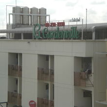 バンチャック駅の傍の近代的なガーデンヴィラのビルの建物です。