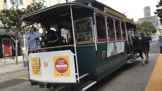 坂の多い街で絵になる