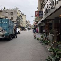 右手がホテル入り口