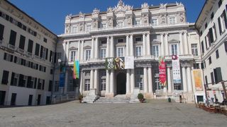 サン・ロレンツォ教会の近くにあります。