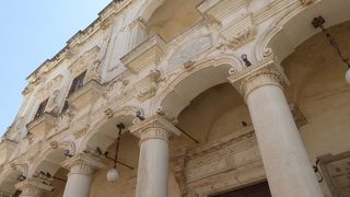 サランドラ広場を華やかな雰囲気にする宮殿