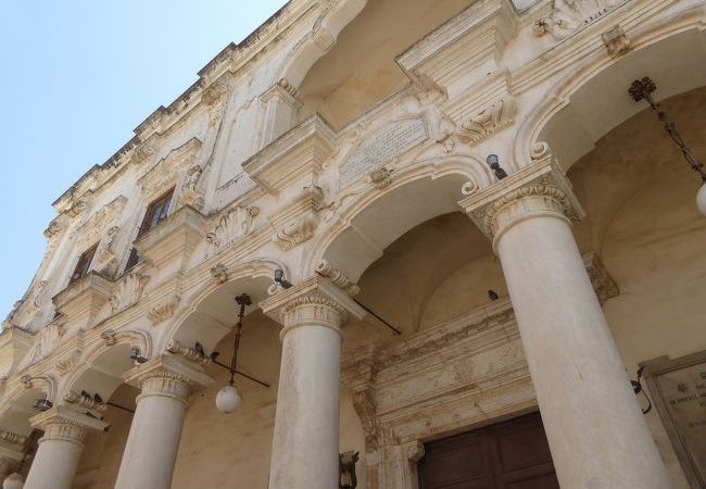 サランドラ広場を華やかな雰囲気にする宮殿