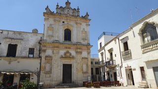 白と黄色の小さな教会