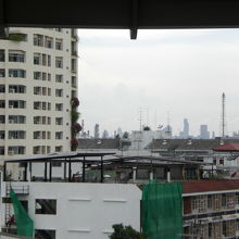 ＢＴＳウドムスック駅の周辺です。旧来の街並みとビルの様子です