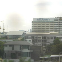 新たなる高層ビルと、緑に囲まれた昔からの住宅と対比です。