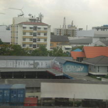 工場や旧来の住宅がある一方、コンドミニアムが増えています。