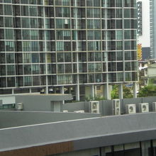 ＢＴＳウドムスック駅の近傍のコンドミニアムの建設が続きます。