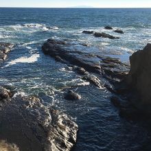 反対側の海は、洞窟もあり見どころ沢山ですね