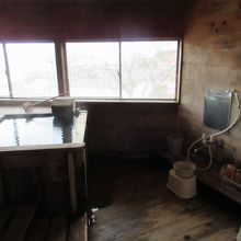 峠の桜茶屋の檜風呂は源泉かけ流し、別に露天風呂もある