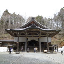 ゆきの残る中社