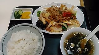 (鞍山)日替わりの野菜炒めもスープも味がしっかりで、ご飯が進みます