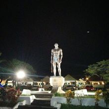 夜の大酋長キプハ像でオススメスポットです。