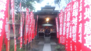 浅草寺境内にある登りに囲まれた地蔵尊