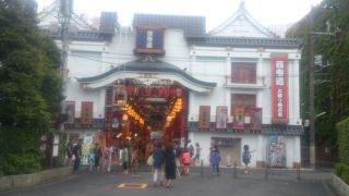 浅草寺からの観光客が吸い込まれる商店街