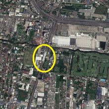 バンナー周辺には、緑が多いです。高速と国際展示場がみえます。