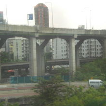 バンナー駅の傍の高速です。奥の赤いビルは、昨年はありません。