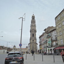 塔と前の広場