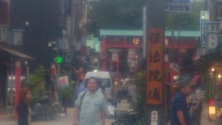 今は和物やお土産を中心に扱う商店街です。