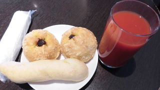 東京のラウンジは人が多い