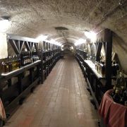 地下のワイン貯蔵庫
