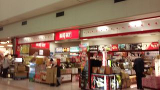 お土産屋さんの一つ。