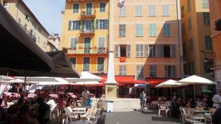 旧市街地にあります。