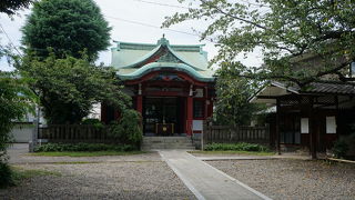 神楽坂の中心部からだと本格的な石段を上ってくることになります