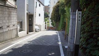 コンクリートに丸い形の滑り止め