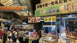 昔は「お菓子通り」と呼ばれていた牧志公設市場に続く通りです