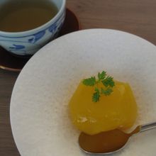 デザートのミカンゼリーとソバ茶。ゼリーは手作りで美味しかった