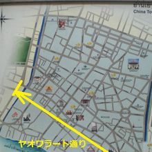 ヤオワラート通りの西端は、運河で、東端は、トライミット寺院