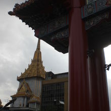 ヤオワラート通りの東端は、トライミット寺院・中華門の線です。