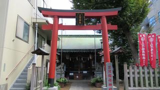 徳川家康が江戸入国の折社を造営奉還した稲荷神社です