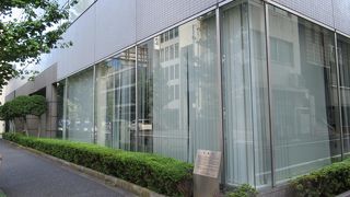 昔日の面影は何もなく大きなビル脇に説明板があるのみです