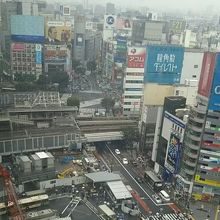 ロビーからは再開発が真っ盛りの渋谷の街並みの眺望