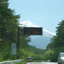 富士山の残雪と青い空