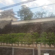 JR車窓から眺める稲荷櫓の様子