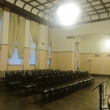 往時の華麗な姿が復元されている正庁内の様子