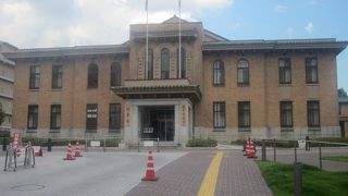 歴史を感じる立派な建造物です