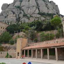 山間に建つ修道院